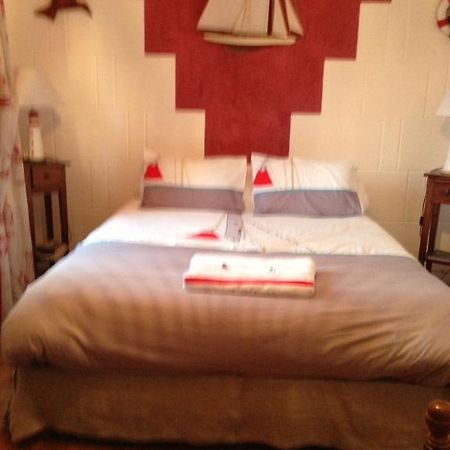 Logis Deritel Bed and Breakfast Montsûrs Habitación foto