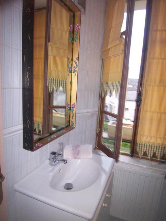 Logis Deritel Bed and Breakfast Montsûrs Habitación foto