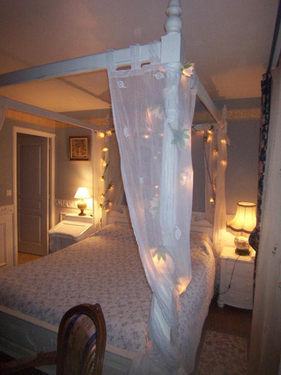 Logis Deritel Bed and Breakfast Montsûrs Habitación foto
