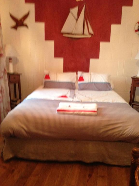 Logis Deritel Bed and Breakfast Montsûrs Habitación foto